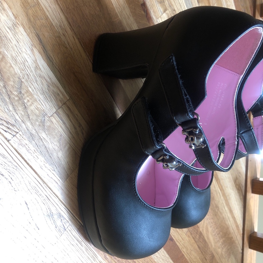 Demonia size 9 like new condition